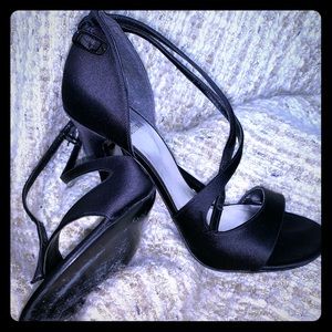 ✨Gorgeous Black Strappy Stuart Weitzman Sandals ✨